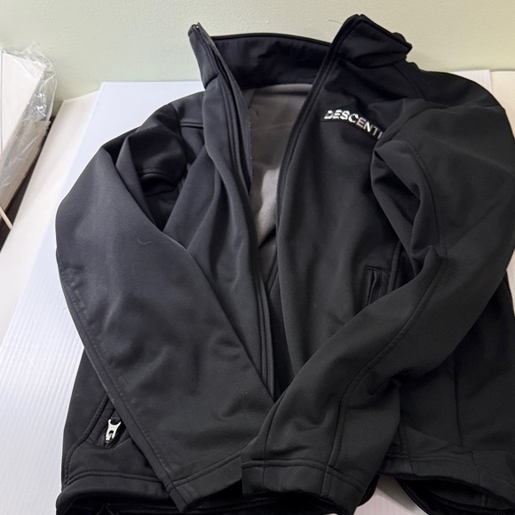 Descente Men's Performance Black Jacket - Picture 7 of 7